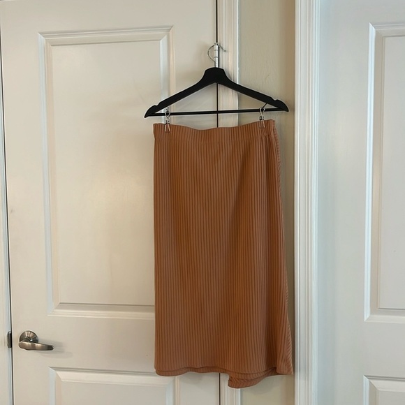 Ribbed Midi Wrap Skirt with Tortoise shell belt detailing , Size: M - Picture 13 of 16